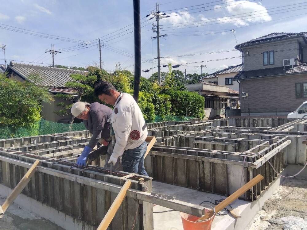 基礎立ち上がり　コンクリート打ち